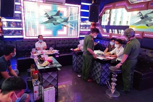 Thu hồi giấy phép kinh doanh quán Karaoke vi phạm quy định phòng chống dịch
