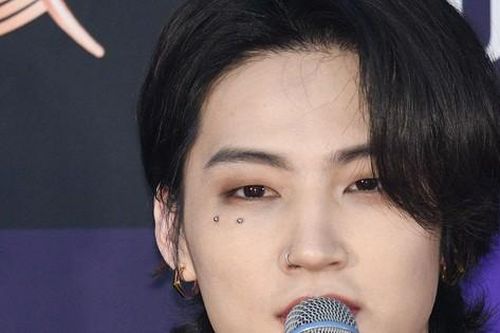 Jaebum (GOT7) lại gây tranh cãi khi để lộ hình ảnh nhạy cảm trong phòng ngủ