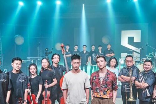 SOOBIN 'phá đảo' 12 nhạc cụ và 32 nhạc công trong MV 'The Playah' phiên bản mới