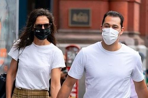 Katie Holmes chia tay bạn trai
