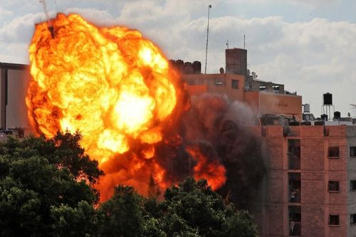 Người dân Dải Gaza thức giấc giữa không kích thảm khốc