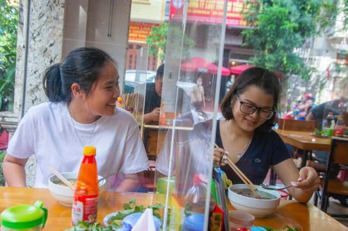 Hàng quán ở Hạ Long lắp vách ngăn để chống dịch