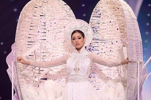 Trang phục dân tộc của Khánh Vân được Catriona Gray khen ấn tượng
