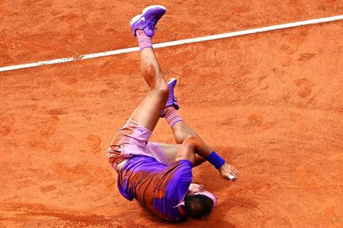 Nadal lấm lem trong chiến thắng trước Zverev