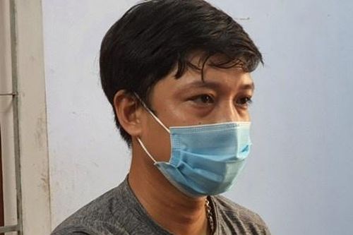 Nam thanh niên giật dây chuyền của chủ quán tạp hóa