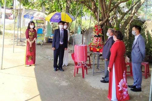 Lễ ăn hỏi ở chốt kiểm soát dịch Covid-19