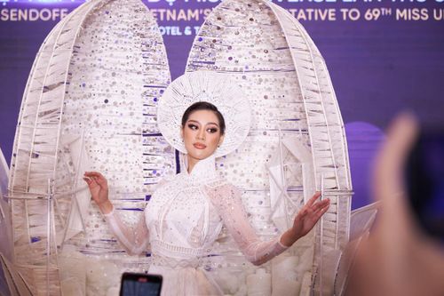 Cận cảnh màn xử lý sự cố của người đẹp Việt Nam trong phần thi trang phục dân tộc tại Hoa hậu Hoàn vũ 2021