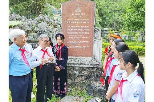 80 mùa hoa lớn lên cùng đất nước