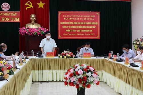 Đồng chí Bùi Văn Cường kiểm tra công tác bầu cử tại Kon Tum