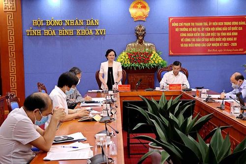Đồng chí Phạm Thị Thanh Trà kiểm tra công tác chuẩn bị cho bầu cử tại tỉnh Hòa Bình