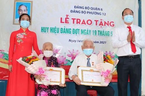 Đồng chí Nguyễn Hồ Hải trao Huy hiệu Đảng cho đảng viên cao tuổi tại quận 6