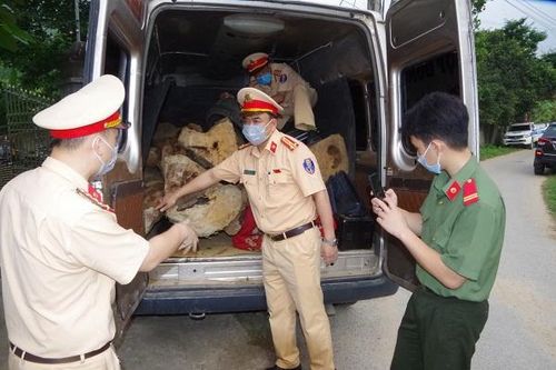 Cảnh sát giao thông truy đuổi nhóm đối tượng vận chuyển gỗ quý hiếm