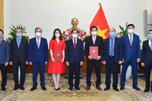 Bộ trưởng Ngoại giao Bùi Thanh Sơn trao quyết định điều động Vụ trưởng và bổ nhiệm Tổng Lãnh sự