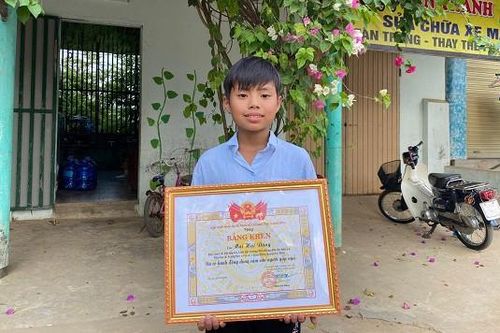 Tặng Bằng khen học sinh lớp 6 dũng cảm lao xuống sông cứu người đuối nước