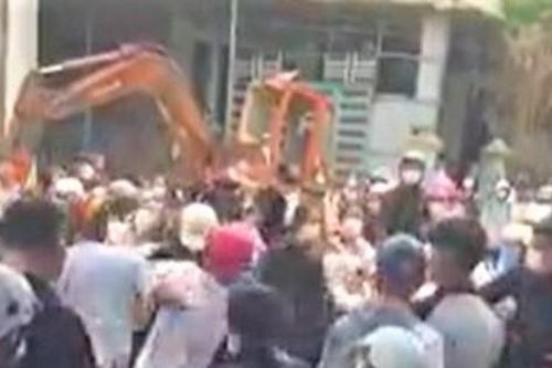 Nhóm học sinh lao vào đánh nhau, bạn bè cổ vũ reo hò phản cảm