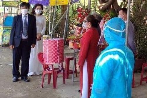 Trao sính lễ đám hỏi ngay tại chốt kiểm soát dịch