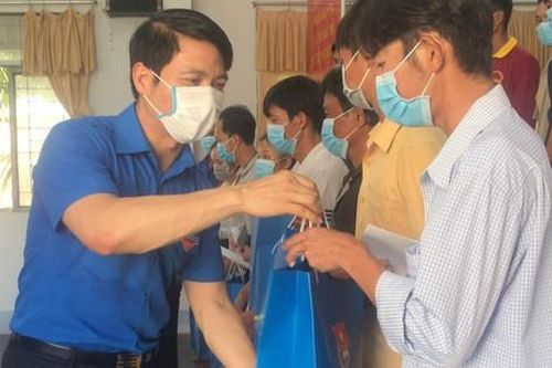 Trung ương Đoàn tặng quà cho người dân Trà Vinh