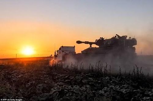 Israel giội 450 quả bom xuống Gaza trong cuộc tấn công tàn khốc kéo dài 40 phút
