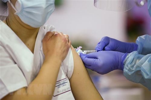 Anh đẩy nhanh việc tiêm chủng tại khu vực có biến thể ở Ấn Độ