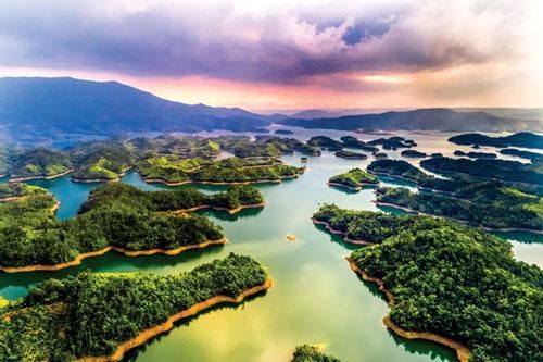 Thắng cảnh nào được gọi là vịnh Hạ Long của Tây Nguyên?