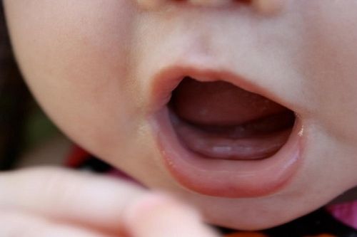 Con tròn 100 ngày tuổi, mẹ nhớ mẹo dân gian này để bé mọc răng cả hàm cũng không sốt