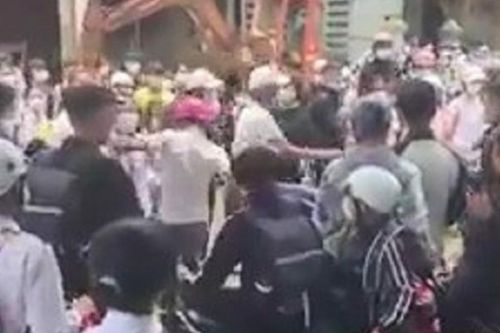 Nhóm học sinh ở Đăk Lăk lao vào đánh nhau trước cổng trường sau giờ tan học