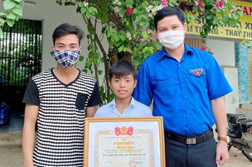 Nam sinh 12 tuổi dũng cảm cứu thanh niên 22 tuổi tắm suối bị đuối nước