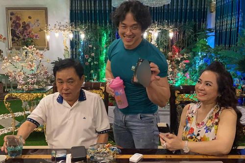 Gymer Duy Nguyễn bất ngờ đăng tải ảnh 'thân mật' cùng vợ chồng ông Dũng 'lò vôi'