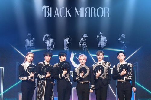 Nhiều lần trầy trật, boygroup đàn em Mamamoo - ONEUS đã có màn comeback đầy khởi sắc với 'Black Mirror'