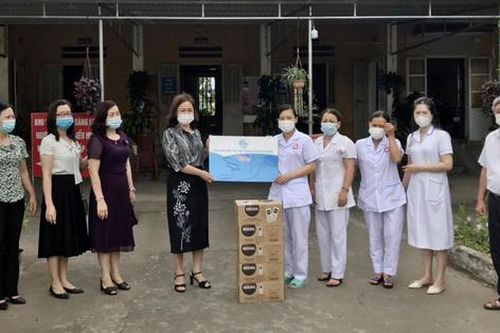 Hội LHPN TP Hải Phòng thăm, tặng quà người dân khu vực phong tỏa ở xã Tiên Thắng