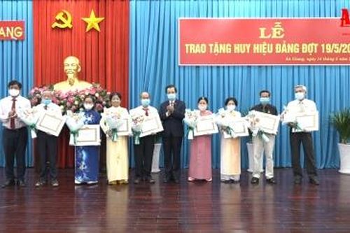 Ban Thường vụ Tỉnh ủy An Giang trao huy hiệu Đảng đợt 19-5-2021