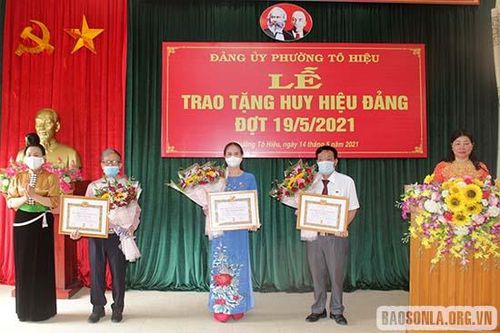 Đảng ủy phường Tô Hiệu trao tặng Huy hiệu Đảng đợt 19/5