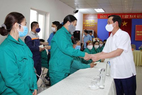 Thăm, tặng quà người lao động có hoàn cảnh khó khăn
