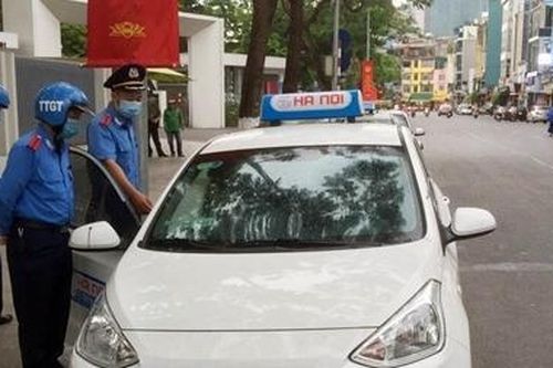 Phạt lái xe taxi ép giá du khách nước ngoài