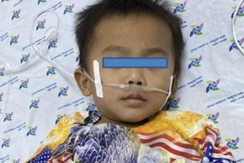 Trẻ uống nhầm dung dịch tẩy mực in để trong chai trà 0 độ