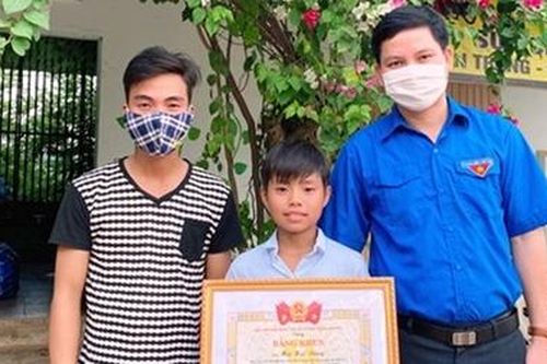Tặng Bằng khen cho nam sinh dũng cảm cứu người