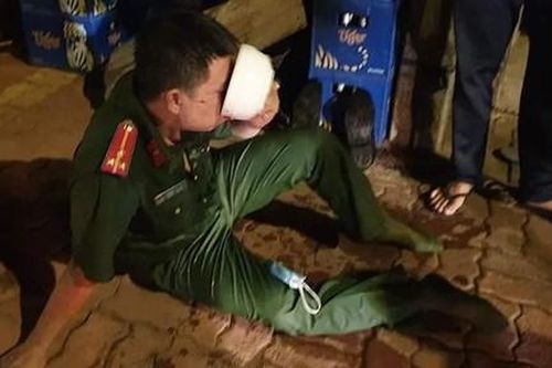 Thượng úy Công an dũng cảm lao vào đám cháy dập lửa
