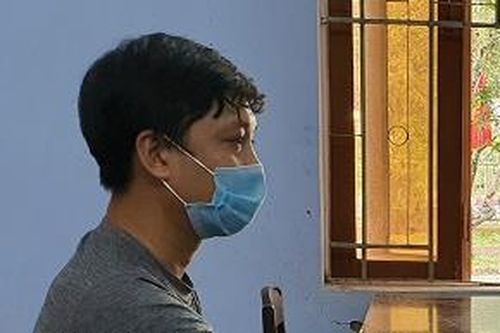 Vào mua hàng, giật luôn dây chuyền của chủ quán