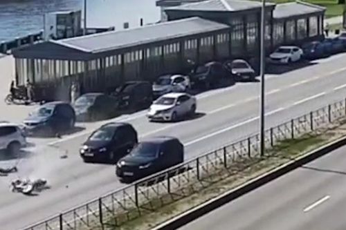 Tông thẳng hàng xe đang đỗ, người lái xe máy văng ra đường