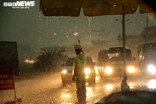 Bất chấp mưa dông, Công an Vĩnh Phúc bám chốt chống dịch không rời