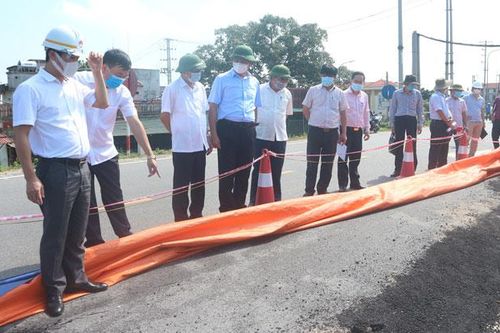Khẩn cấp khắc phục sự cố nứt đê hữu Hồng, đoạn thuộc xã Liên Hà (Đan Phượng)