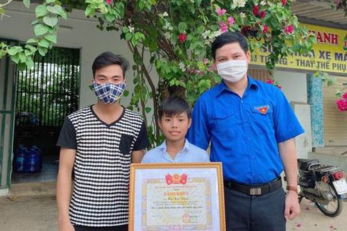 Tặng bằng khen cho học sinh lớp 6 tại Quảng Bình dũng cảm cứu người đuối nước