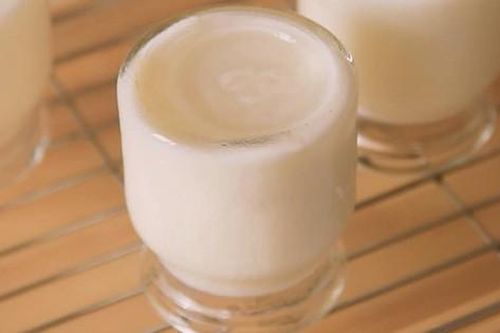Sữa chua 'úp ngược bất bại': Làm cực dễ, ăn cực ngon, đánh bay cả mùa hè nóng bức