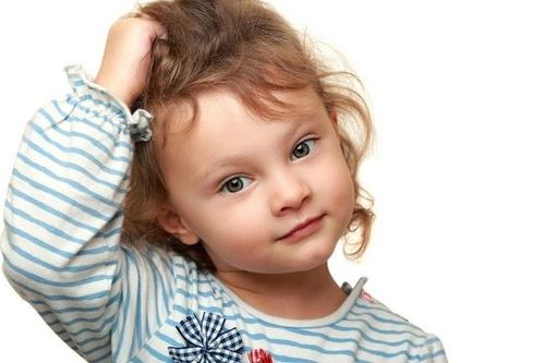Trẻ rụng tóc do đâu?