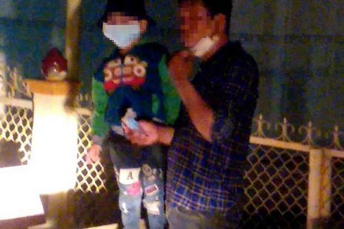 Cha ẵm con đang sốt vượt biên về nước