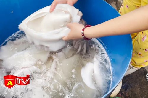 Phát hiện cơ sở kinh doanh dùng hóa chất tẩy trắng mực ở chợ Long Biên