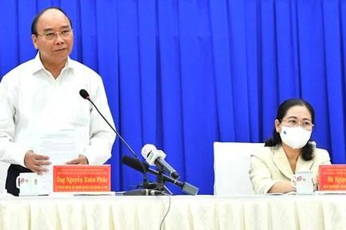 Chủ tịch nước Nguyễn Xuân Phúc tiếp xúc cử tri Thành phố Hồ Chí Minh