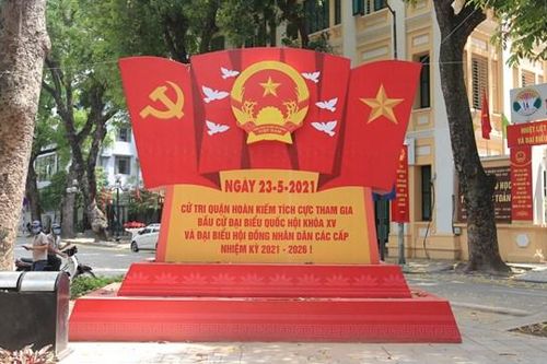 Đường phố Hà Nội rực rỡ cờ hoa hướng về ngày hội của toàn dân