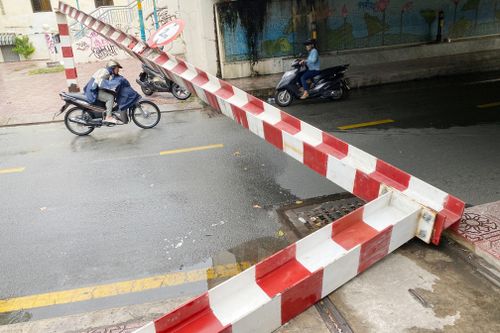 Xe tải tông sập thanh giới hạn chiều cao gầm cầu ở TP.HCM