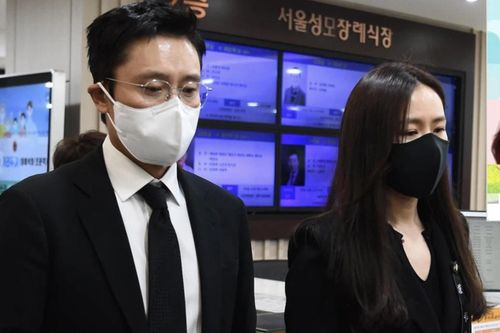 Son Ye Jin, Lee Byung Hun viếng Lee Chun Yeon
